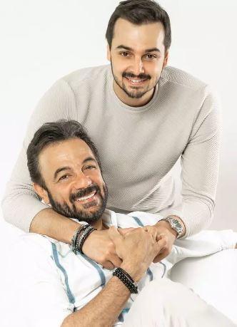 <p><strong>BABASI GİBİ DEDESİNİN İZİNDEN GİDİYOR!</strong></p>

<p>Babası Kerem Alışık gibi sosyal medya hesabından sık sık paylaşım yapan Sadri Alışık, son paylaşımıyla dikkatleri üzerine topladı. Sadri Alışık, yaptığı paylaşımın ardından dedesi ile olan benzerliği üzerine binlerce yorum aldı. </p>
