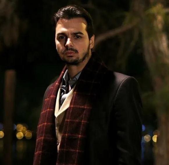 <p>Bir dönemin popüler dizisi Bir Zamanlar Çukurova'da babası Kerem Alışık ile oynayan Sadri Alışık, babasının gençliği rolünde yer almıştı.</p>
