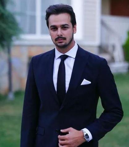 <p>Babası Kerem Alışık ile olan fotoğrafıyla dedesi Sadri Alışık'ı andı. Nostaljik paylaşımının ardından genç oyuncuya dedesi ve babası ile olan benzerliği üzerine binlerce beğeni ve yorum geldi.</p>
