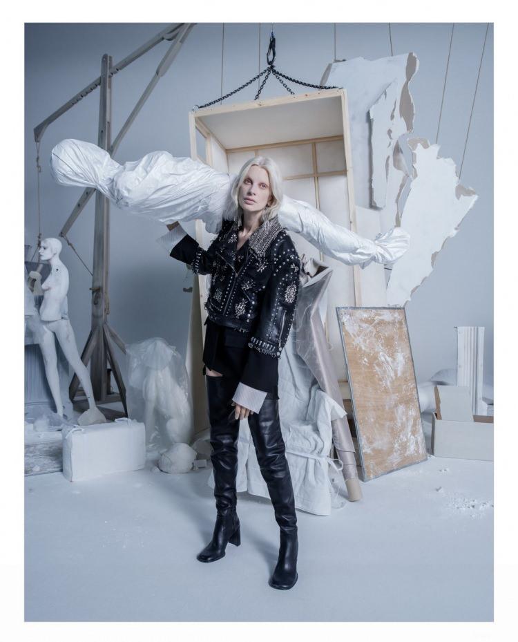 <p>Dördüncü Zara Atelier koleksiyonu, Amerikalı model Kristen McMenamy'nin fotoğraflarda giydiği bir ceketten ibaret. Ancak, yaşanan soykırıma karşı vicdan sahibi insanları ayağa kaldıran keskin kesimli ceket değil.</p>