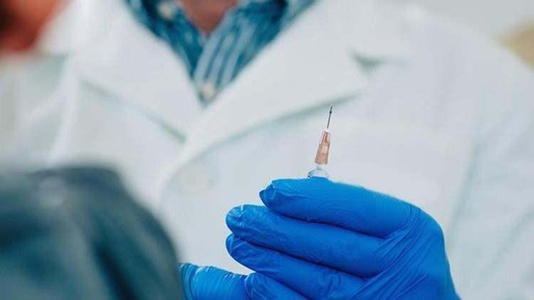 <p>Enfeksiyon temizlendikten sonra, geride gelecekteki enfeksiyonlara karşı koruma sağlamak &uuml;zere hafıza h&uuml;creleri kalır. Koronavir&uuml;sler gibi soğuk algınlığı vir&uuml;slerine karşı antikorların yaklaşık iki yıl sonra azaldığını ve bebeklerde RSV'ye &ouml;zg&uuml; antikorların daha da hızlı azalabileceği biliniyor. Bununla birlikte, hafıza h&uuml;creleri varlığını s&uuml;rd&uuml;r&uuml;r, vir&uuml;sler bu nedenle bağışıklıktan ka&ccedil;mak i&ccedil;in mutasyona uğrar.</p>
