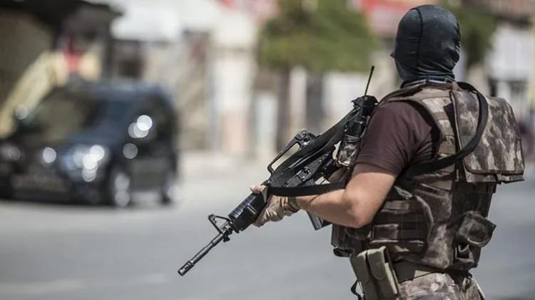 <p>Yapılanmanın en kritik görevlerinden olan üçüncü fonksiyonda ise, istihbarat amaçlı eylem yapılacak stratejik hedeflerin keşfi ve hücreler arası haberleşmenin sağlanması ile eylem yapılacak ilgili şehre acil durumlarda malzeme ve eleman intikali gibi önemli ihtiyaçların karşılanmasında da büyük rolü olduğu tespit edildi. PKK'nın özel harp yapılanmasının başta İstanbul, İzmir, Ankara, Mersin, Adana, Gaziantep, Diyarbakır ve Kocaeli gibi birçok ilde 3 ayrı katmanda birbirinden ayrı gizlice yapılandığı öğrenildi.</p>
<p> </p>