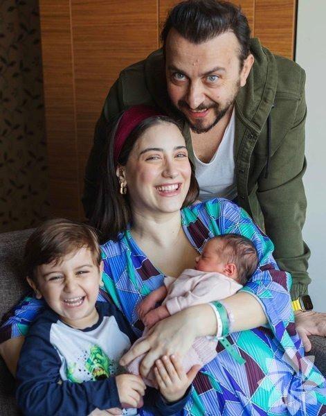 <p><span style="color:#0000CD"><strong>HAZAL KAYA - ALİ ATAY</strong></span></p>
<p><strong>2019'da 5 yıllık ilişkilerini evlilikle taçlandıran Hazal Kaya ve Ali Atay çifti aynı yıl Kasım ayında oğulları Fikret Ali'yi kucaklarına almıştı. Çift 2023 yılının Şubat ayında ise kızları Leyla Süreyya'yı kucaklarına alarak ikinci kez anne baba olmanın mutluluğunu yaşadı.</strong></p>