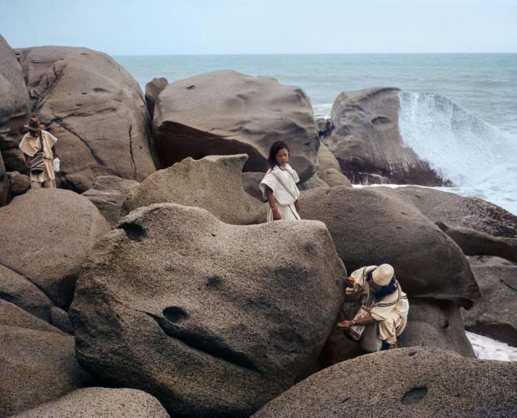 <p><span style="color:#B22222"><strong>Tayrona Ulusal Parkı, Kolombiya</strong></span></p>

<p><strong>Yerli Arhuaco halkının ruhani lideri Mamo Francisco Chaparro, Karayip kıyılarında midye topluyor. Dugunawin Garawitu (solda) ve Jayson Izquierdo “Mamo” olmak için eğitim görüyor. Chaparro, midyeleri diğer Arhuaco kutsal alanlarına bırakmadan önce onlara düşünce ve şükran aşılayacak.</strong></p>

<p><span style="color:#B22222"><strong>FOTOĞRAF: STEPHEN FERRY</strong></span></p>
