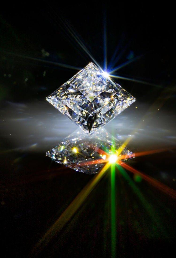 <p><span style="color:#B22222"><strong>New York, ABD</strong></span></p>

<p><strong>İklim teknolojisi şirketi Aether, havadan yakaladığı karbondioksiti bu iki karatlık kesim gibi laboratuvarda oluşturulan elmaslara d&ouml;n&uuml;şt&uuml;r&uuml;yor. Aether'in uyguladığu s&uuml;re&ccedil;, temiz enerji kaynakları kullanıyor ve şirket, yarattığı her karat pırlanta i&ccedil;in fazladan 20 metrik ton CO2'yi (ortalama bir Amerikalının bir yılda &uuml;rettiğinden daha fazla CO2) ortadan kaldırmayı taahh&uuml;t ediyor.</strong></p>

<p><span style="color:#B22222"><strong>FOTOĞRAF: DAVIDE MONTELEONE</strong></span></p>
