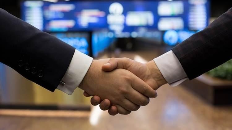<p><span style="color:#B22222"><strong>YATIRIMCILARA 2024 İÇİN 3 TAVSİYE</strong></span></p>
<p> </p>
<p>İsviçreli UBS Bankası, 2024 raporundaki <strong>“Yatırımcılar ne yapmalı?”</strong> başlığında yatırımcılara 3 tavsiyede bulundu: </p>