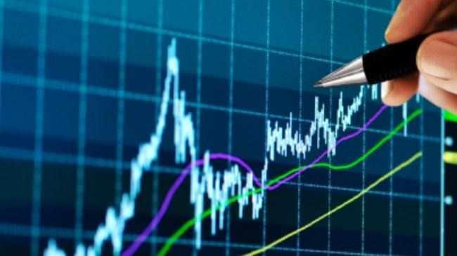 <p><strong>3) DİSİPLİNLİ OLUN AMA ÇEVİK KALIN</strong></p>
<p> </p>
<p>Disiplin, başarılı yatırımın anahtarıdır: Doğru ‘temel’ strateji göz önüne alındığında, ‘piyasanın zamanlaması değil, <strong>piyasada geçirilen süre’ </strong>sözü zaman içinde geçerliliğini korudu.</p>
<p> </p>
<p>Ancak aynı şekilde piyasalar da gelişiyor ve yatırımcıların ihtiyaçları da değişiyor. Bu nedenle yatırımcılar stratejik tahsisler, taktiksel tahsisler ve ‘uydu’ yatırım fikirlerine ilişkin planlarını düzenli olarak gözden geçirmelidir.</p>