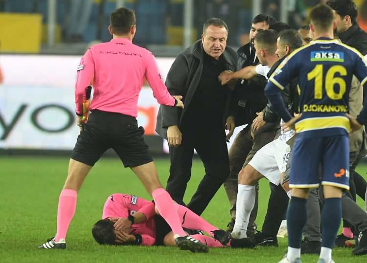 <p>MKE Ankaragücü Kulübü Başkanı Faruk Koca, Trendyol Süper Lig'in 15. haftasında 1-1 berabere kaldıkları Çaykur Rizespor maçından sonra hakem Halil Umut Meler'e saldırdı.</p>
