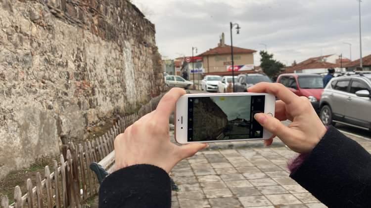 <p>Yaklaşık 4 asırdır yıllara meydan okuyan hamam tarihi dokusu ile kendisine hayran bırakıyor.</p>