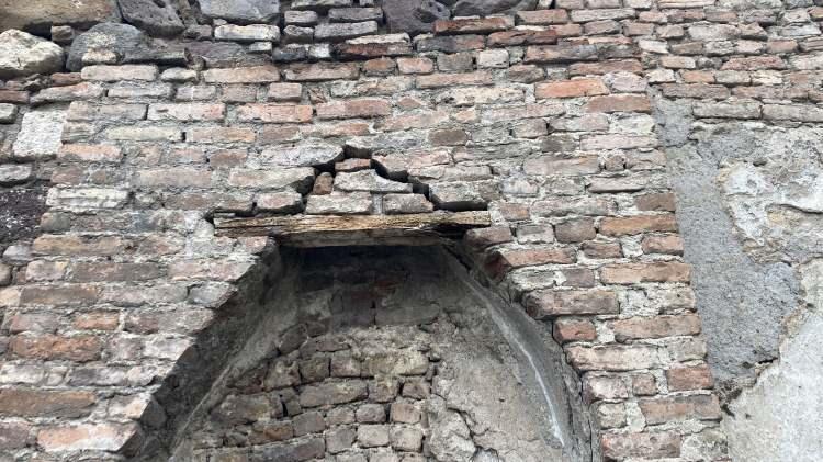 <p>4. Murad’ın 1638 yılında çıktığı Bağdat seferi sırasında yaptırdığı ve Çerkeş meydanında bulunan hamam, tarihi yapısıyla ve eski taşlarıyla ilçe merkezine tarihi bir doku katıyor.</p>
