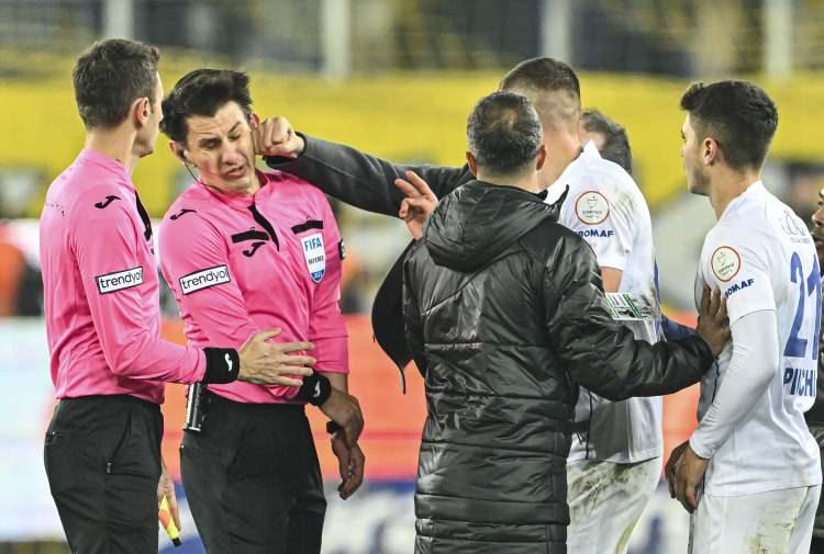 <p>MKE Ankaragücü Kulübü Başkanı Faruk Koca, Çaykur Rizespor maçından sonra hakem Halil Umut Meler'e sahanın içinde yumruk attı.</p>
