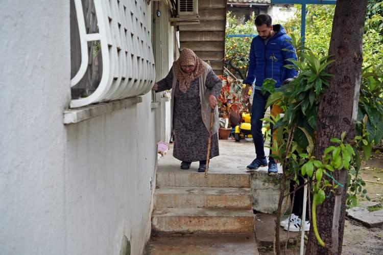 <p>Mahalle sakinlerinden Tolgahan Sekin, kentsel dönüşüm nedeniyle 4-5 aydır bu sıkıntıyı yaşadıklarını, güvenlik amaçlı yapılan bariyerlerden sıkıntılarını dilendirdi. </p>
