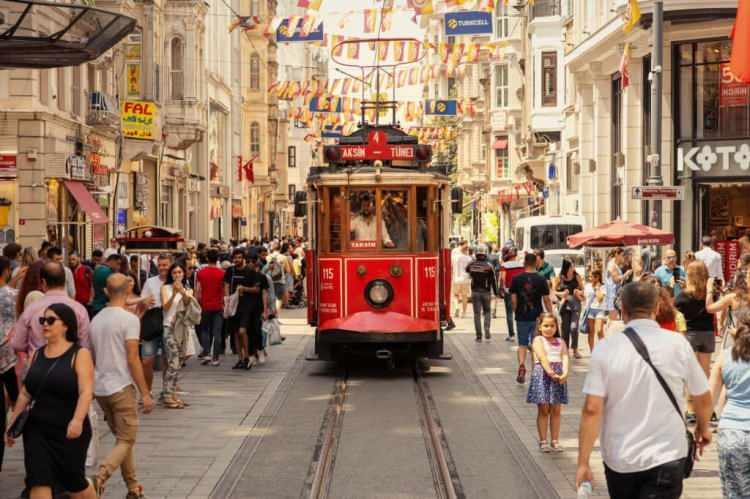 <p>SKUP kapsamında mahallelerdeki ücretli otoparkları kullanacak İstanbullular, kendi mahallelerinde park yaptıklarında ise düşük ücret ödeyecek.</p>
