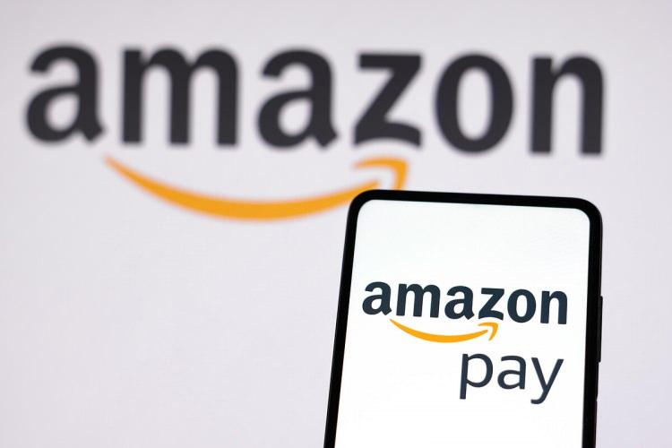 <p>İnternet üzerinden de çok fazla para el değiştiriyor. <strong>Amazon müşterileri mega perakendeciden bir şeyler satın almak için her dakika 455.000 dolar harcadı.</strong></p>
