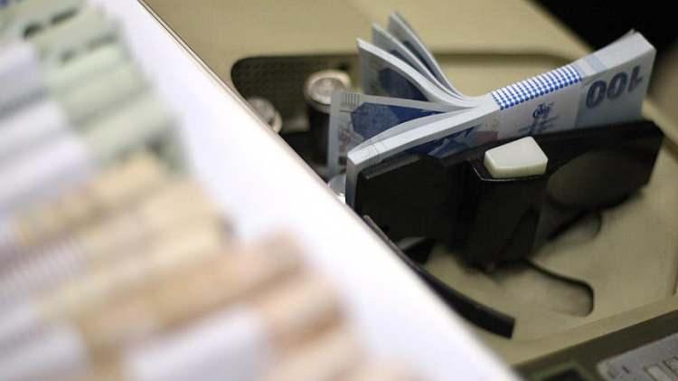 <div>MEMUR ZAMMI NE KADAR OLACAK?</div>

<div> </div>

<div>Bilindiği üzere memurlar her yıl Ocak ve Temmuz döneminde zam alıyor. Memurlar 6 aylık enflasyon farkına ilaveten toplu sözleşme zammı alıyor. Ocak dönemi için bu rakam yüzde 15 olarak belirlendi.</div>

<div> </div>

<div>Yani Merkez Bankası'nın yüzde 65'lik yıl sonu enflasyon tahmini ve yüzde 15'lik toplu sözleşme zammına göre memurlar yaklaşık yüzde 50 zam alacak.</div>
