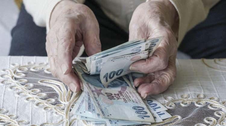 <p>Meclis çalışma takvimi dikkate alındığında çalışan emekliye ikramiye düzenlemesi 2023 yılı içerisinde yasalaşacak. Düzenlemenin yıl sonuna doğru Meclis'ten geçmesi durumunda ödemelerin 15 Ocak 2024'ten önceki hafta yapılması bekleniyor.</p>