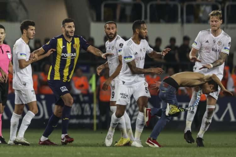 <p>4 Eylül 2022<br />
<br />
<strong>BEŞİKTAŞLI JOSEF SALDIRGANA MÜDAHALE ETTİ DİYE CEZA ALDI</strong></p>

<p>2022-2023 sezonunda Süper Lig'de oynanan Ankaragücü - Beşiktaş maçında sahaya giren bir taraftara müdahale eden Josef, kırmızı kart gördü ve bir maç ceza aldı. </p>
