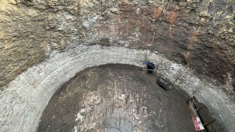 <p>Yaklaşık 2 bin yıllık olduğu değerlendirilen koridorun 20 metrelik kısmı arkeolojik kazıda açıldı.</p>
