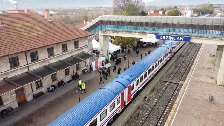 <p>Yaklaşık 18 saatlik yolculuğun ardından 10.00'da Erzincan Tren Garı'na ulaşan "Turistik Doğu Ekspresi" yolcuları, 13.30'da Erzurum'a hareket edecek.</p>
