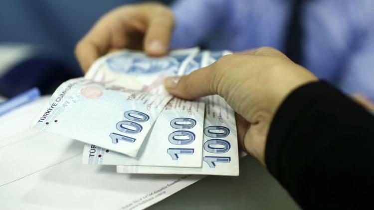 <div><strong>2024 ASGARİ ÜCRET 1. TOPLANTISI NE ZAMAN, SAAT KAÇTA?</strong></div>
<div> </div>
<div>Asgari Ücret Tespit Komisyonu ilk toplantısı 11 Aralık Pazartesi bugün saat 13:30'da Çalışma ve Sosyal Güvenlik Bakanlığı'nın ev sahipliğinde Reşat Moralı Toplantı Salonu'nda gerçekleşecek.</div>
<div> </div>
<div>Asgari ücret toplantısına her taraftan 5'er kişilik yetkili olmak üzere 15 kişi katılıyor. Yeni asgari ücret belirlenirken oy çokluğu veya oybirliği ile karar alınabiliyor. İlk toplantıya Çalışma ve Sosyal Güvenlik Bakanlığı'nı ev sahipliği yapıyor.</div>
<div> </div>