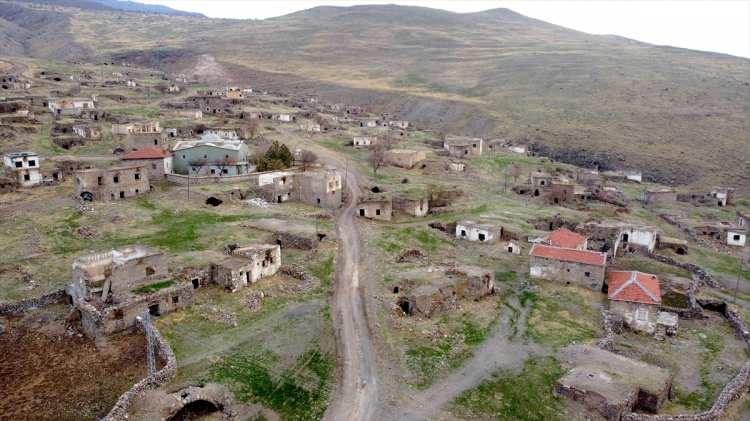 <p>Aksaray'da merkeze bağlı yayla köylerinden Gözlukuyu'da yaşayanlar 1991'de su sorunu nedeniyle Dölek mevkisine yerleşti.</p>
