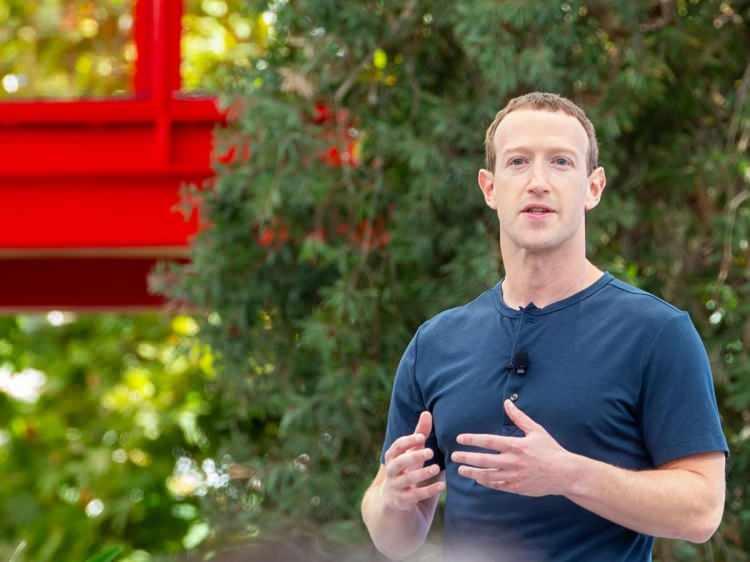 <p>Mark Zuckerberg'in, sosyal medya patronunun kıyamet günü hazırlıklarını gizlemeye çalıştığını düşündüren gizli bir projeyle, yeraltı sığınağı ve kendi gıda ve enerji kaynaklarıyla tamamlanan 100 milyon dolarlık geniş bir Hawaii yerleşkesi inşa ettiği bildiriliyor.</p>
