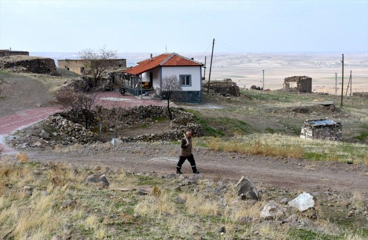 <p>Eşin dostun yardımıyla hayatını devam ettirdiğini belirten Salman, "Eski Valimiz Hamza Aydoğdu'ya çok teşekkür ediyorum. Evimin tadilatını yaptırdı, eksik eşyalarımı aldı. Evime su hattı çektirdi." dedi.</p>

<p> </p>
