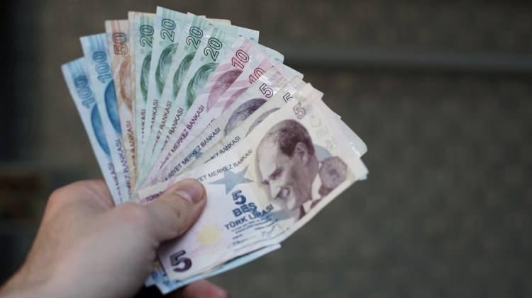 <p><strong>HERHANGİ BİR İŞLEME GEREK YOK, BANKAYA OTOMATİK YATACAK</strong><br />
</p>
<p>Emekli ikramiyesi vatandaşların maaş aldıkları banka hesaplarına otomatik olarak yatırılıyor. Bunun için bir başvuru ya da belgeye ihtiyaç duyulmuyor.</p>