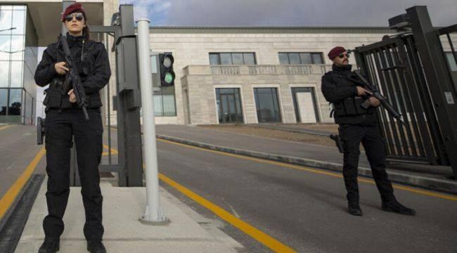<p><strong>OPERASYON KALIN'A ÖZEL ARZ EDİLİYORDU</strong></p>
<p>Yapılan teknik çalışmalara göre Engin Babayiğit, PKK'nın Kandil'deki üst düzey yöneticileriyle doğrudan irtibatlıydı. Türkiye ile Irak arasındaki örgütsel istihbari not ve malzeme aktarımında bulunduğu, Irak'a yaptığı seyahatlerde örgütsel eğitim aldığı kaydedildi. MİT Başkanlığı, Babayiğit'in 19 Eylül 2023 günü saat: 00:25'te TK 0804 sefer sayılı uçuşuyla İstanbul Havalimanından Irak Erbil'e seyahat edeceğini öğrendi. Tüm bilgiler MİT Başkanı İbrahim Kalın'a özel olarak arz edildi. MİT saha ajanlarının peşinde olduğu Babayiğit'in bilet alma işlemini gerçekleştirdikten sonra bulunduğu Gebze'deki adresten itibaren havaalanı yolunda adım adım takipteydi.</p>