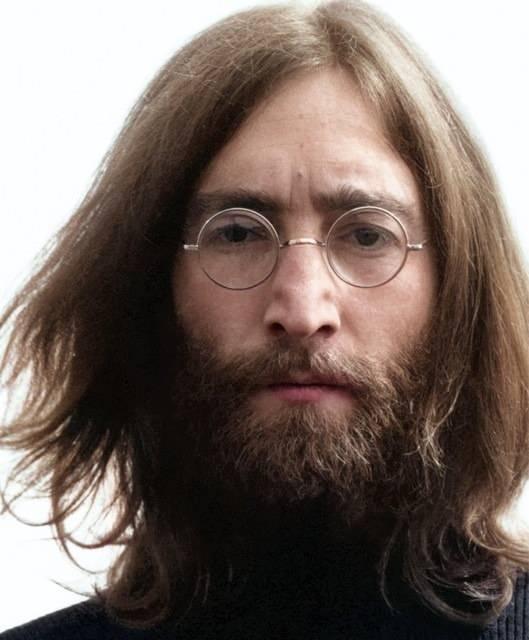 <p><strong>İngiliz müzisyen John Lennon, grubuyla birlikte çıkardığı albüm ve müzik listeleriyle dünyayı kasıp kavurmuştu.</strong></p>

<p> </p>
