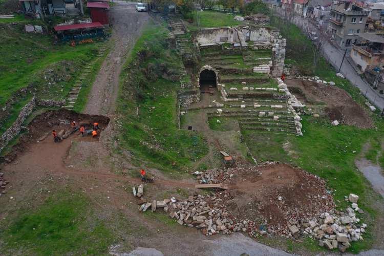 <p>Antik Smyrna Tiyatrosu'nun milattan önce 3. yüzyılda ilk olarak ahşap konstrüksiyonla inşa edildiğini, milattan önce 2. yüzyılda taş yapıya dönüştürüldüğünü belirten Ersoy, Roma İmparatorluğu döneminde de tiyatronun, yaklaşık 20 bin kişilik kapasiteye ulaşacak şekilde yeniden taş yapı olarak inşa edildiğini aktardı.</p>

<p> </p>
