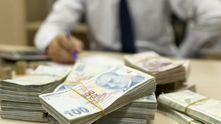 <div>ASGARİ ÜCRET ENFLASYON RAKAMLARININ ÜZERİNDE BELİRLENECEK</div>

<div> </div>

<div>2024 yılında uygulanacak asgari ücret 6 aylık enflasyon rakamlarının altında olmayacak. Burada alt sınır yüzde 38 olarak dikkat çekiyor. Yani pazarlığın başlayacağı rakam net 15.750 TL olarak öne çıkıyor.</div>

<div>Maaş zamları için önemli bir referans değer olan memur zammına göre yapılan hesapta asgari ücret için 17.100 TL rakamı ortaya çıktı. Her iki rakamda Asgari Ücret Tespit Komisyonu'nun masasında belirleyici etmenler olarak yer alıyor.</div>

<div>Enflasyon rakamlarının yanında Çalışma ve Sosyal Güvenlik Bakanlığı işçi sendikaları ve işverenlerle ilgili gerekli anket çalışmalarını gerçekleştiriyor. Bu iki veri asgari ücret belirlenirken müzakere masasında yer alıyor.</div>
