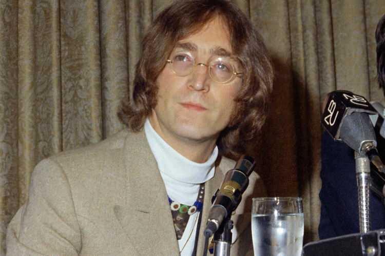 <p><strong> The Beatles isimli müzik grubunun üyelerinden biri olan John Lennon, hayranı  Mark David Chapman tarafından kaldığı otelde öldürülmüştü. Aradan geçen zamandan sonra  katiliyle çektirdiği fotoğraf ortaya çıktı.</strong></p>
