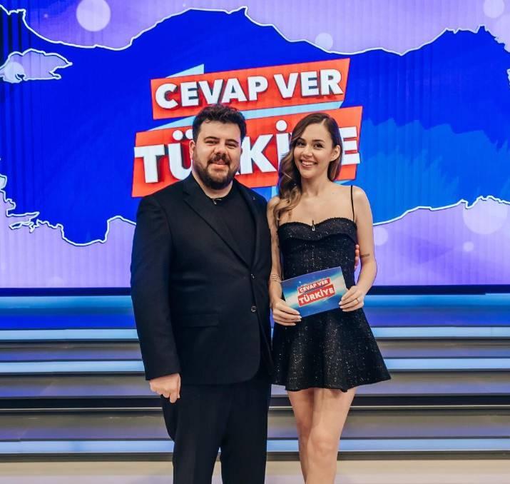 <p><strong>Eser Yenenler </strong>ve <strong>Berfu Yenenler</strong> çifti TV 8 ekranlarında yayınlanacak olan<strong> Cevap Ver Türkiye </strong>yarışmasıyla kamera karşısına geçecek.</p>
