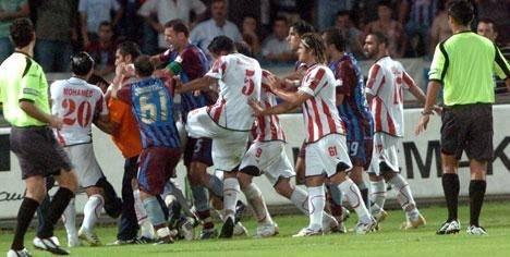 <p>12 Ağustos 2007 <br />
<br />
<strong>SİVASSPORLU FUTBOLCULARA SALDIRDILAR</strong><br />
<br />
Trabzonspor - Sivasspor maçında ev sahibi takım 1-0 öndeyken 90+2. dakikada sahaya giren Trabzonsporlu taraftarlar, kırmızı-beyazlı oyunculara saldırdı. </p>
