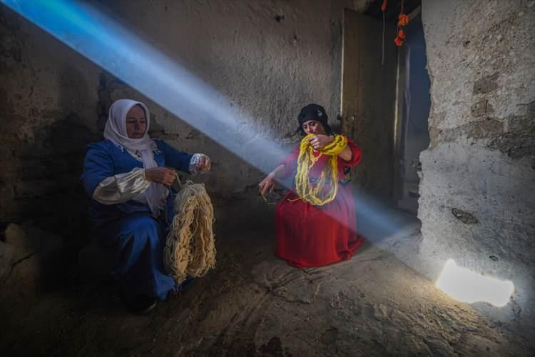 <p>Renk oturuncaya kadar devam eden işleminin ardından yıkanan ipleri kurutan kadınlar, meşakkatli sürecin ardından ipleri dokumaya hazır hale getiriyor.</p>
<p> </p>