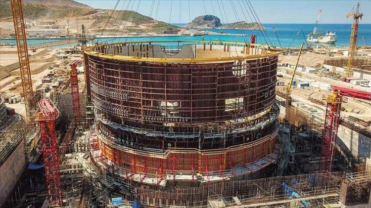 <p><strong>TEMELİ NİSAN 2018'DE ATILDI</strong></p>
<p> </p>
<p>Türkiye ile Rusya arasında 12 Mayıs 2010'da imzalanan hükümetler arası anlaşma kapsamında Mersin'in Gülnar ilçesine bağlı Büyükeceli bölgesinde yapımı devam eden Akkuyu NGS'nin birinci ünitesinin temeli 3 Nisan 2018'de atıldı.</p>
<p> </p>
<p> </p>
<p> </p>