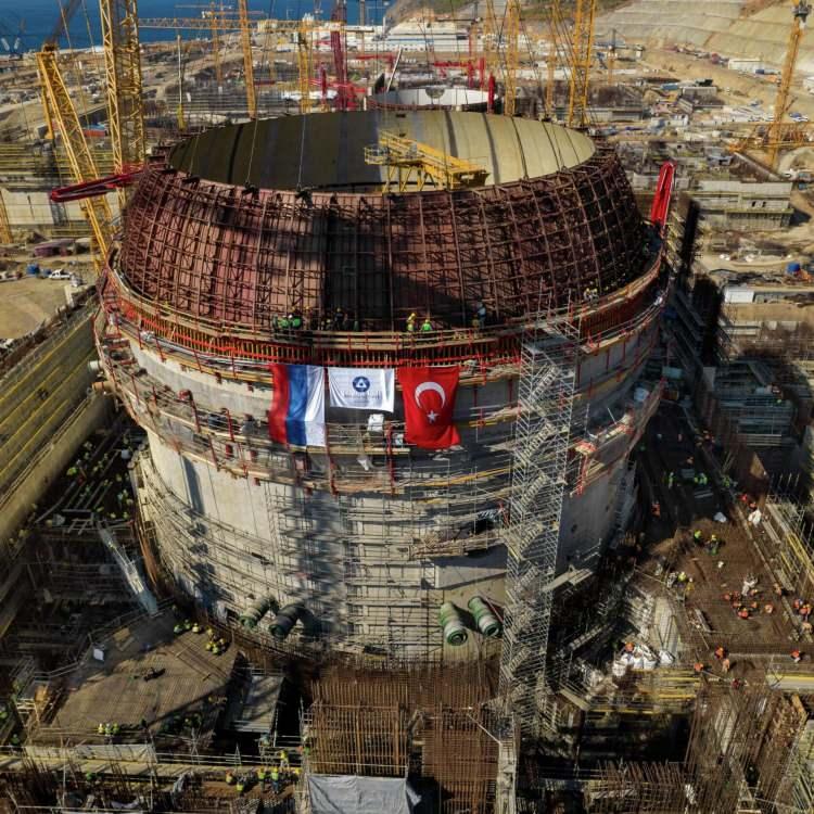 <p>Bundan 2 yıl sonra, 8 Nisan 2020'de ikinci ünitenin inşasına başlanmasıyla çalışmaların ivme kazandığı projede, üçüncü güç ünitesine ilk beton 10 Mart 2021'de törenle dökülürken, dördüncü ve son ünitenin temeli ise 21 Temmuz 2022'de atıldı.</p>
<p> </p>