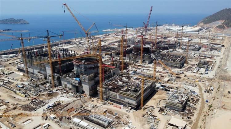 <p>Betonarme dış koruma kabuğu, 9 büyüklüğüne kadar depremlere, tsunami, kasırga ve bunların kombinasyonlarından oluşan aşırı dış etkenlere dayanacak şekilde tasarlandı.</p>
<p> </p>