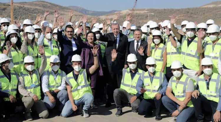 <p>Cumhurbaşkanı Recep Tayyip Erdoğan ve Rusya Devlet Başkanı Vladimir Putin'in video konferans yöntemiyle katıldığı törenle ilk ünitenin inşasına ilişkin tam kapsamlı inşaat çalışmaları resmen başladı.</p>