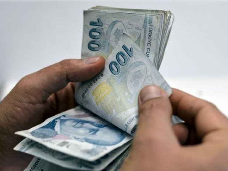 <p><strong>3- GSS PRİMİ VE BEDAVA SAĞLIK</strong></p>
<p>Yaşadığı hane içerisindeki kişi başına düşen gelir brüt asgari ücretin üçte birinden düşük olan kişilerin Genel Sağlık Sigortası (GSS) primleri devlet tarafından ödeniyor. Şu anda bu sınır 4 bin 471 lira. 1 Ocak’ta bu tutar 6 bin 200 lirayla 7 bin lira arasında olacak. </p>