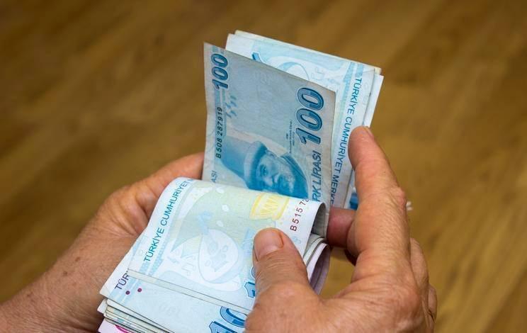 <p>Eğer işletmede 20’den az personel çalışıyorsa bu ücretin 2 bin 280 lirasını, 20’den fazla personel varsa bu kez 1.140 lirasını devlet öder. Asgari ücrete yapılacak yüzde 40-50 arasında bir zam stajyer maaşını da artıracak. Bu da 4 bin 600 lira ile 5 bin 100 lira arasında bir rakama işaret ediyor.</p>