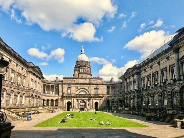 <p>Edinburgh Üniversitesi'nden isimlerin de olduğu araştırmacılar, son çalışmada çeşitli karbon nitrojen öncüllerini 70 ila 135 gigapaskal (atmosfer basıncımızın yaklaşık 1 milyon katı) basınçlara maruz bırakırken, 1500 santigrat derecenin üzerindeki sıcaklıklara ısıttılar.</p>
