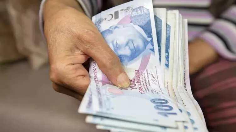<p>Küçük esnafı da desteklemeye devam ettiklerini vurgulayan Bolat, esnafın finansman desteğinin geri ödeme oranının ise yüzde 99'un üzerinde olduğunu kaydetti.</p>