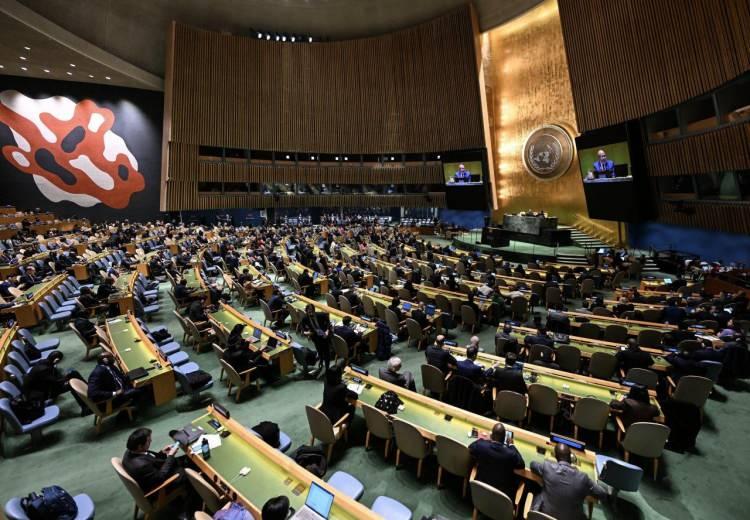 <p>Kararda, BM Şartı ile BM Genel Kurulu ve Güvenlik Konseyi'nin Filistin konusunda kabul ettiği tüm kararlara atıfta bulunuldu.</p>
