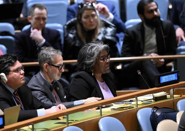 <p><strong>GAZZE ŞERİDİ'NDEKİ KORKUNÇ İNSANİ DURUMA İŞARET EDİLDİ</strong></p>
<p>BM Genel Sekreteri Antonio Guterres'in BM Şartı'nın 99. maddesini işleterek Konsey'e gönderdiği mektup ile BM Yakın Doğu'daki Filistinli Mültecilere Yardım ve Bayındırlık Ajansı (UNRWA) Genel Komiseri Philippe Lazzarini'nin Genel Kurul'a gönderdiği mektuba atıfta bulunulan kararda, Gazze Şeridi'ndeki korkunç insani durum ve Filistin halkının çektiği acılara işaret edilerek tüm sivil toplumların korunması gerektiği belirtildi.</p>
<p>Acilen insani ateşkes çağrısı yapılan kararda, tüm taraflara özellikle sivilleri koruma konusunda uluslararası hukuk uyarınca yükümlülüklerini yerine getirme çağrısı yapıldı.</p>