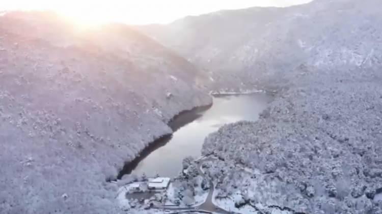 <p>Amasya’nın Taşova ilçesine bağlı Boraboy köyünde bulunan gölün etrafındaki kar kalınlığı gün boyunca süren yağışın ardından 20 santimetreye ulaştı.</p>

