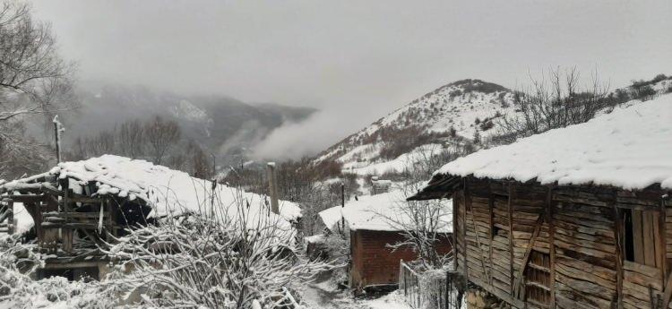 <p>Şehrin en yüksek dağı Akdağ’ın eteklerinde bulunan köylerde de kar yağışı etkili oldu.</p>