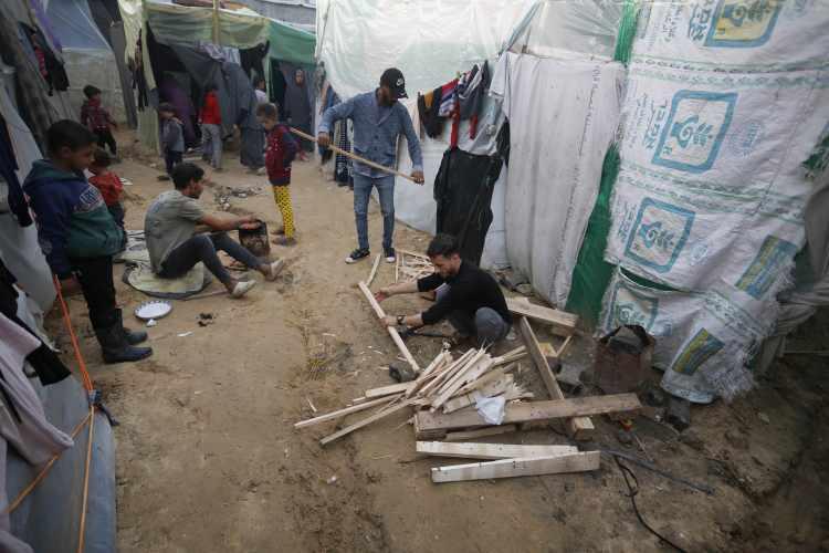 <p>İsrail bombardımanından korunmak ve can güvenliklerini sağlayabilmek için evlerini terk edip Deyr Belah kentine sığınan Filistinli aileler, Aksa Şehitleri Hastanesi çevresinde kurdukları derme çatma çadırlarda soğuk hava şartlarıyla mücadele ediyor.</p>
