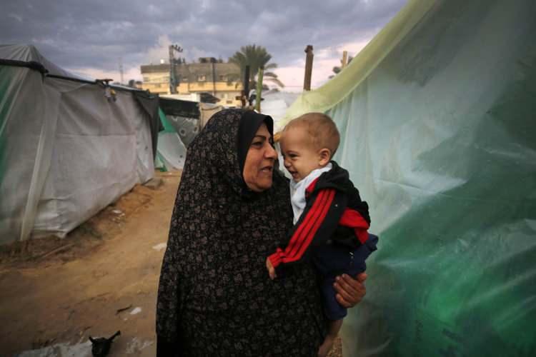 <p>Gazze'de silah zoruyla abluka altında yerinden edilen 1,9 milyon Filistinli, barınma, gıda, temiz su, ilaç ve sağlık hizmetlerinden yoksun şekilde yaşam mücadelesi veriyor.</p>
